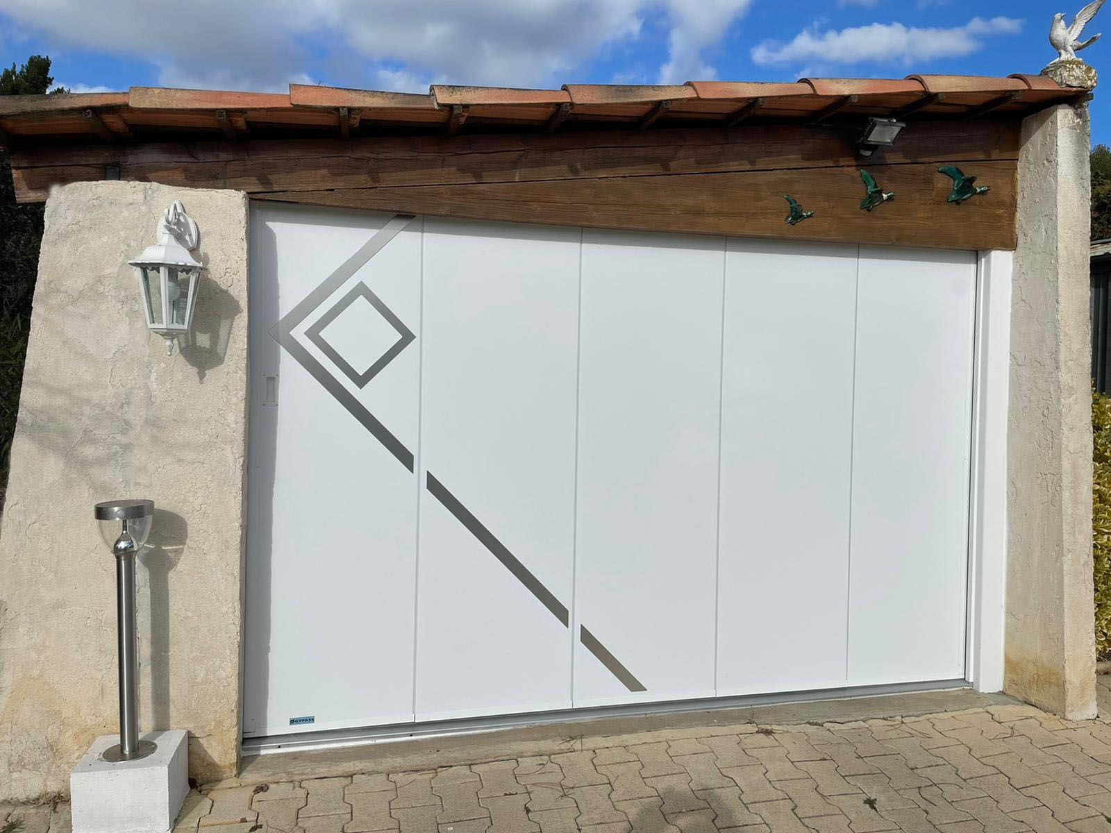 Porte de garage coulissante latérale, installée à Aix-en-Provence