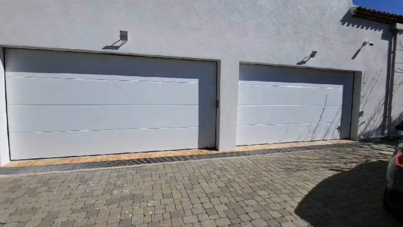 Installation  de de deux portes de garage sectionnelles sur-mesure