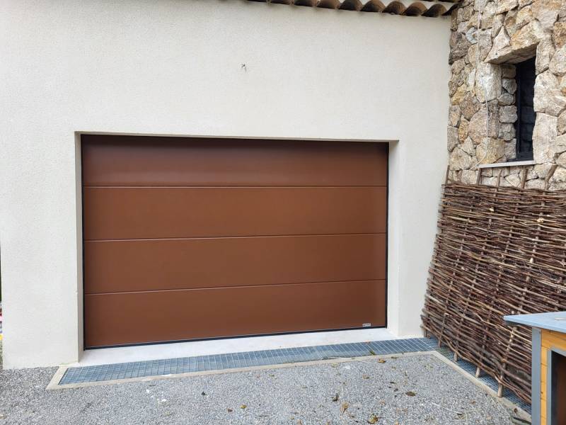 Installation d'une porte de garage sectionnelle motorisée à Carry-le-rouet