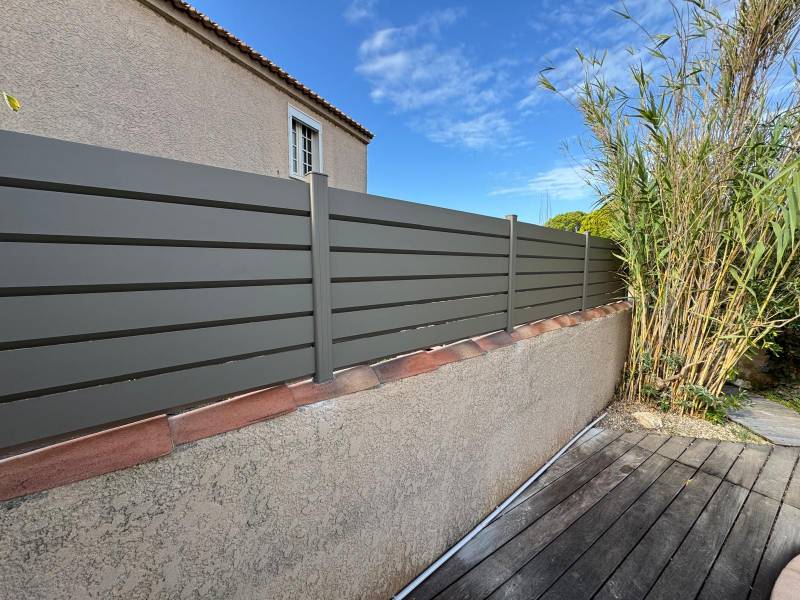 Nouvelle installation de clôture sur mesures en aluminium à Sausset-les-Pins