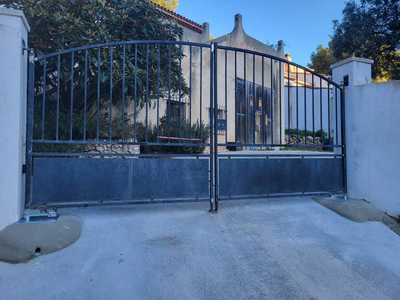 Installation d'une motorisation de portail battant enterré Ghost pour les projets complexes