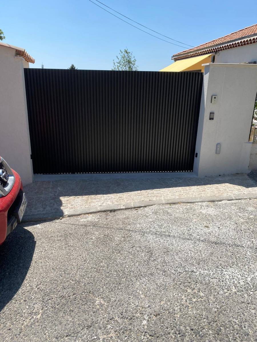 Nouvelle installation de portail motorisé sur mesures en aluminium à Aix en Provence