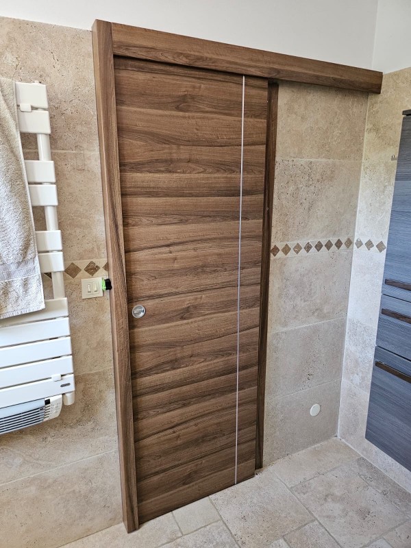 Rénovation d'une porte intérieure par une porte coulissante pour une maison Sausset les Pins